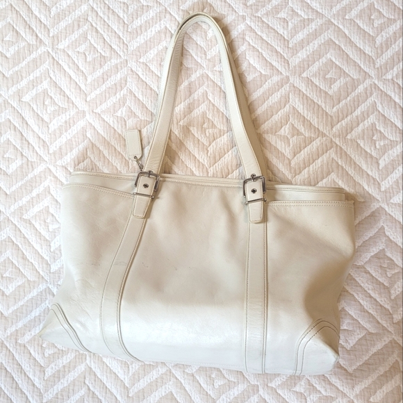 Coach zip top handbag with diaper pad in white leather - Picture 9 of 16